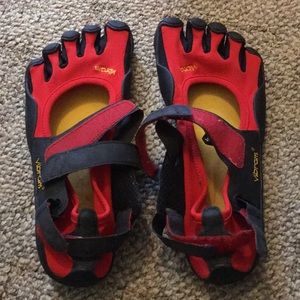 NEW Men’s vibram fivefinger sprint red/black 44/11